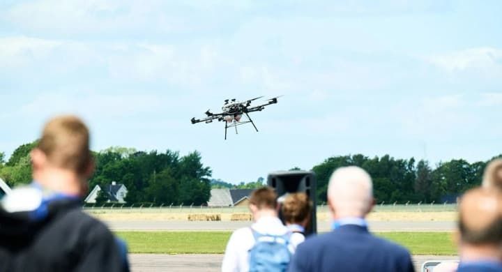 u-danii-predstavyly-pershyi-u-sviti-dron-iz-dvoma-hvyntivkamy-kalibru-127-mm-dlia-urazhennia-bronetekhniky