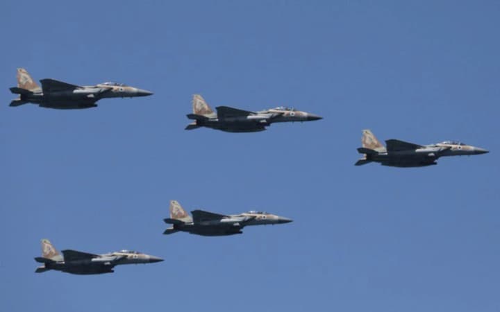 izrail-nanes-novie-udari-po-iranu-tegeran-atakoval-bazi-ssha-v-katare-i-oae