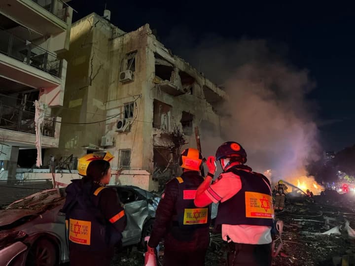 iranska-balistychna-raketa-vluchyla-u-tel-aviv-sprychynyvshy-znachni-ruinuvannia-ta-poranennia-liudei