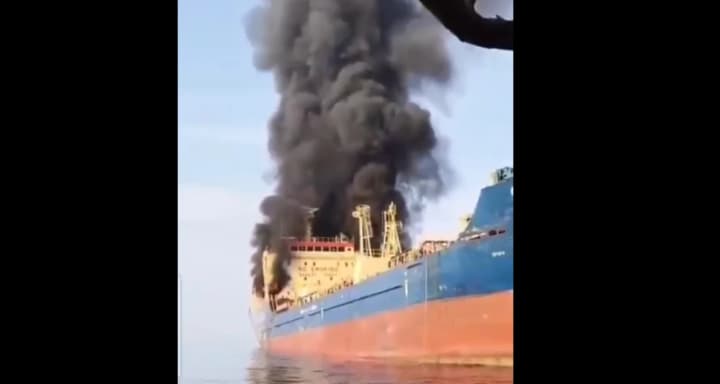 neftyanoi-tanker-skylight-pod-sanktsiyami-ssha-podvergsya-udaru-so-storoni-irana-u-omana