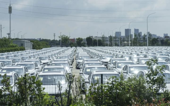 geely-vyperedyla-byd-za-obsiahamy-postavok-ta-zafiksuvala-rekordnyi-rozryv-u-prodazhakh-z-2022-roku