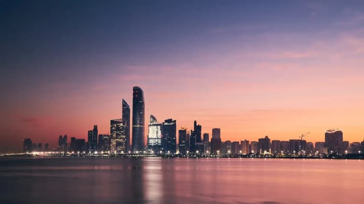 oae-pokryiut-vytraty-na-kharchuvannia-ta-prozhyvannia-dlia-zastriahlykh-mandrivnykiv-zmi