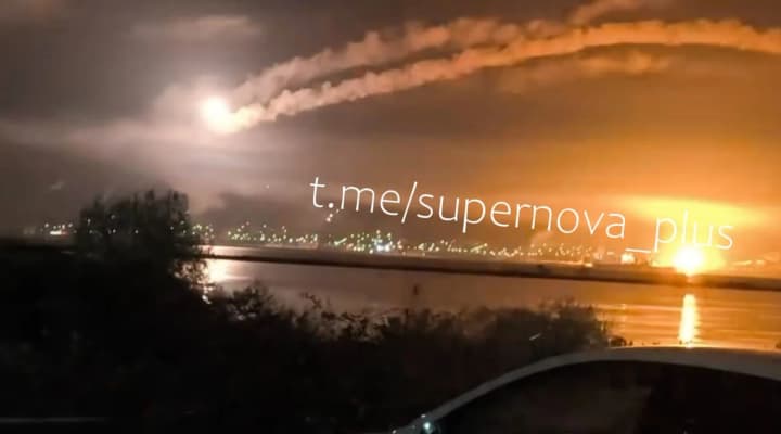 sbu-spilno-z-sylamy-oborony-urazyla-viiskovi-korabli-ppo-i-naftovu-infrastrukturu-v-portu-novorosiisk-u-rf-dzherela