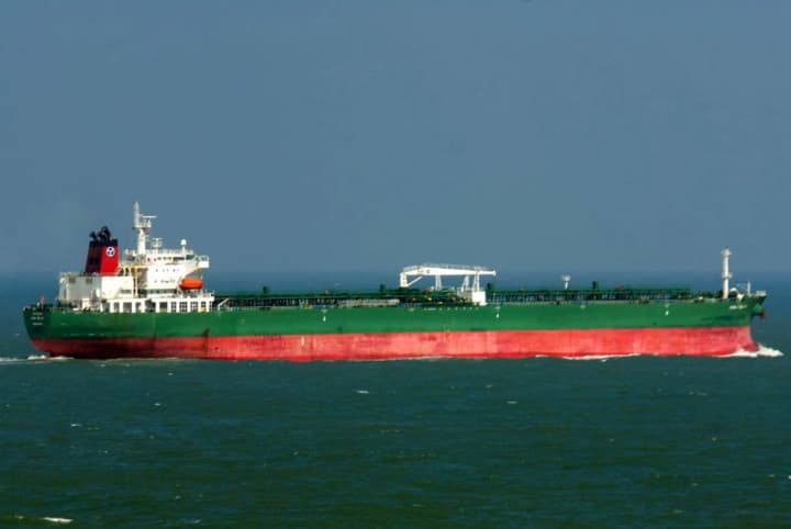 naftovyi-tanker-atakovano-v-omanskii-zatotsi-zahynuv-chlen-ekipazhu