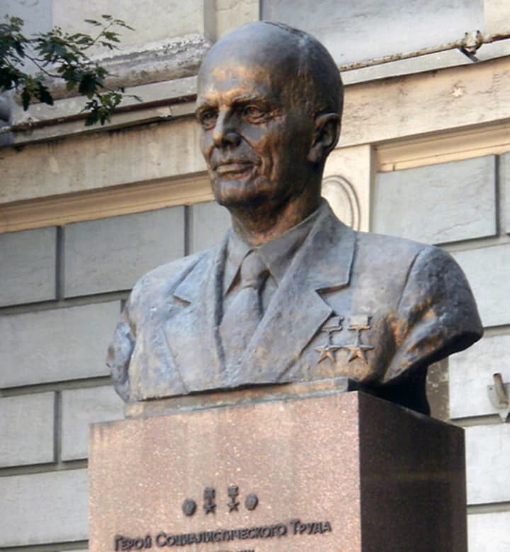 u-kyievi-zbyly-radiansku-symvoliku-z-pamiatnyka-borysu-patonu