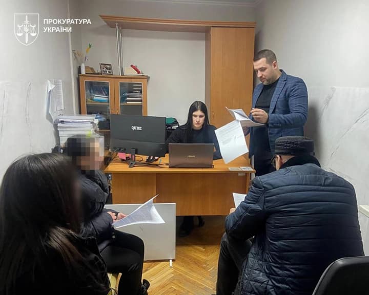 na-prikarpate-18-letnyuyu-mat-podozrevayut-v-izbienii-do-smerti-semimesyachnogo-sina