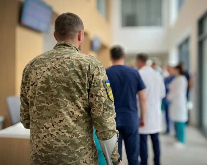 voennosluzhashchie-poluchayut-100-tis-griven-vo-vremya-lecheniya-posle-raneniya-minoboroni