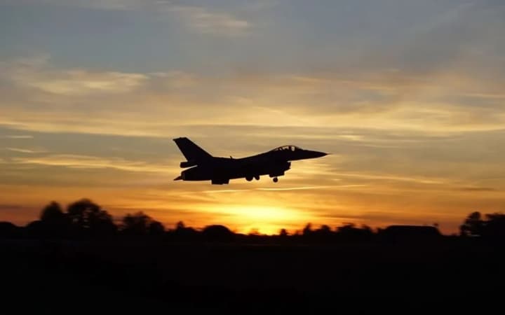 hretski-f-16-pidnimaly-u-povitria-na-tli-zahrozy-aviabazi-na-kipri-pislia-vyiavlennia-drona