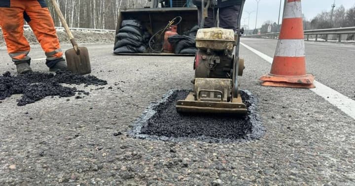 uriad-vydiliaie-3-mlrd-hrn-na-yamkovyi-remont-dorih-krainy-zokrema-u-pryfrontovykh-rehionakh