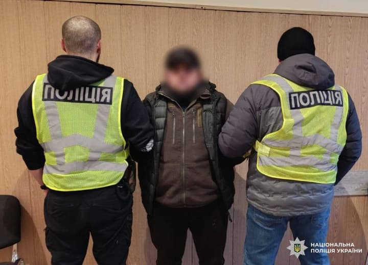 inozemets-tantsiuvav-na-memoriali-polehlykh-zakhysnykiv-u-kyievi-yoho-znaishly-politsiia