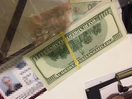 Київські правоохоронці викрили керівника громадської організації на хабарі у 10 тис. дол.