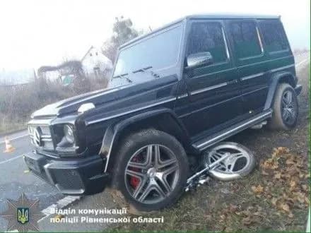Елітний позашляховик збив мопедиста поблизу Рівного