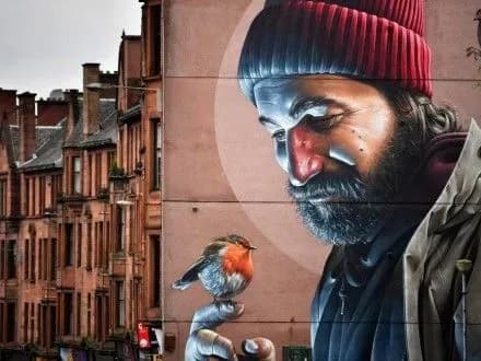 На стенах домов в Глазго появилась серия муралов