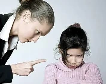 Женщину, которая била дочерей, привлекли к административной ответственности в Мариуполе