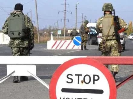 В “сірій зоні” на КПВВ Майорськ згоріло 2 автомобілі