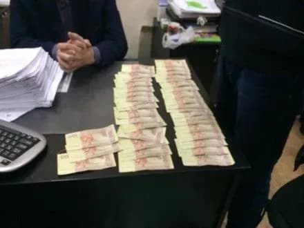 Хмельницький чиновник, якого спіймали на хабарі, напередодні написав заяву на звільнення