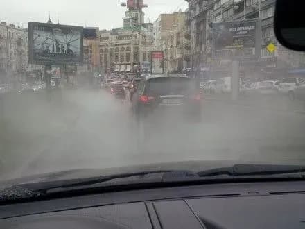 Трубу с горячей водой прорвало на Печерске в Киеве
