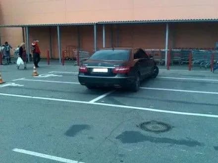 Кабмин одобрил законопроект об увеличении штрафов для водителей за парковку на местах лиц с инвалидностью