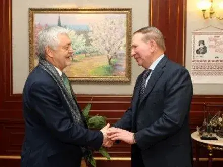 Л.Кучма обсудил с послом Польши ход выполнения минских соглашений