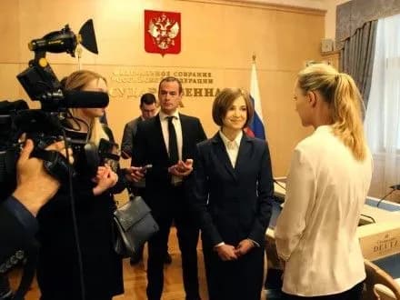 Н.Поклонская порадовала Марион Ле Пен бутылку крымского вина