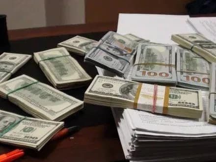 Викрили посадових осіб підприємства, де працівники отримували заробітну плату "в конвертах"