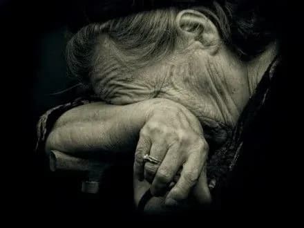 Жителя Прикарпаття засудили на 13 місяців позбавлення волі за пограбування і побиття матері