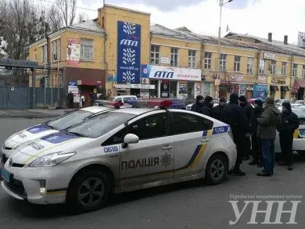 До Святошинського райсуду приїхали п'ять автомобілів поліції