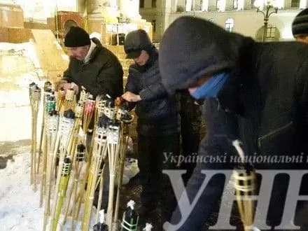 Более десяти активистов с факелами в Киеве двинулись к зданию МВД