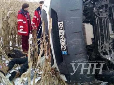 Поблизу Рівного з траси злетів мікроавтобус, водій загинув