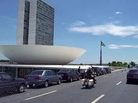 У бразильского парламента полиция применила слезоточивый газ против протестующих