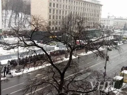 На початку вулиці Хрещатик почали збиратися люди