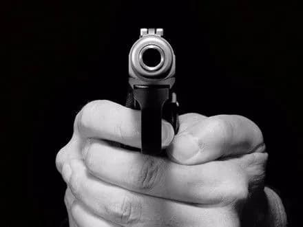 У Запоріжжі невідомий влаштував стрілянину з вікна багатоповерхівки