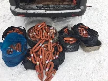 Українець намагався провезти на окуповану частину Донбасу близько 100 кг ковбаси