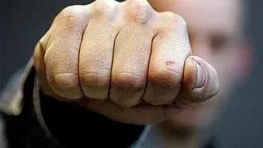 Отчим бил 12-летнюю падчерицу кулаками в Донецкой области