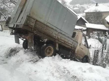 Майже сотню авто через погодні умови відбуксирували з початку грудня закарпатські рятувальники