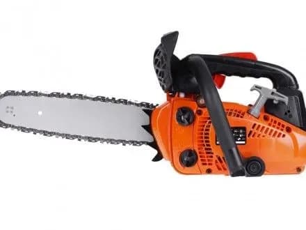 На Черкащині чоловік з вітрини магазину поцупив бензопилу