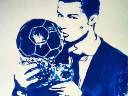 Художниця грудьми намалювала портрет К.Роналду