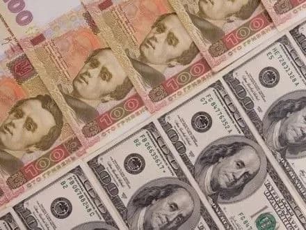 Долар, відносно вчорашнього дня, незначно подорожчав