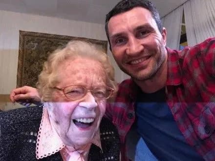 В.Кличко встретился со своей 111-летней поклонницей