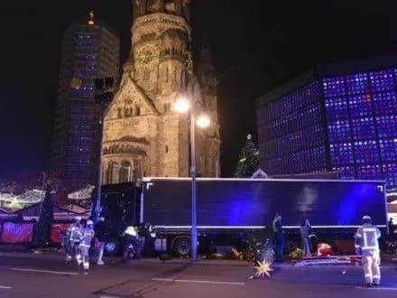 Главного подозреваемого в теракте в Берлине камеры зафиксировали вблизи мечети