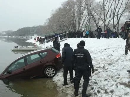 Автомобіль провалився під кригу на Десні в Чернігові