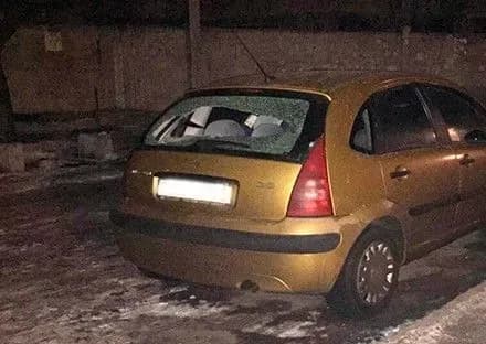 В результате взрыва в Днепре повреждены два автомобиля