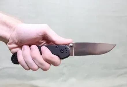 У Києві іноземець наїхав на чоловіка, а потім накинувся з ножем