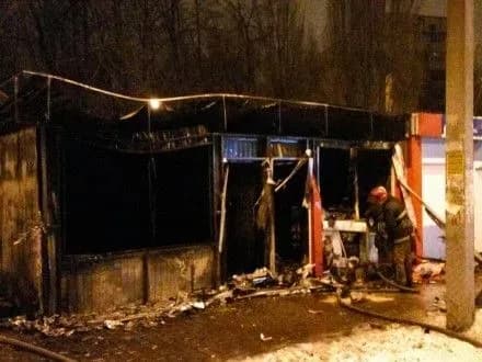 Вночі у Харкові загорівся торгівельний павільйон