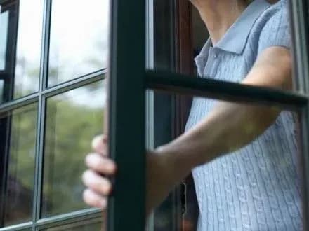 Подросток пытался бежать из реабилитационного центра в Киеве и выпал со второго этажа