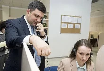 В.Гройсман посетил "Правительственный контактный центр" и ответил на несколько звонков