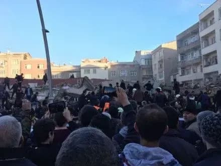 Дом обрушился в Стамбуле, один человек погиб