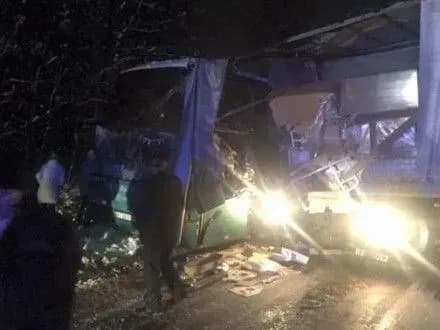 Автобус із туристами врізався у вантажівку на дорозі "Львів-Краковець"