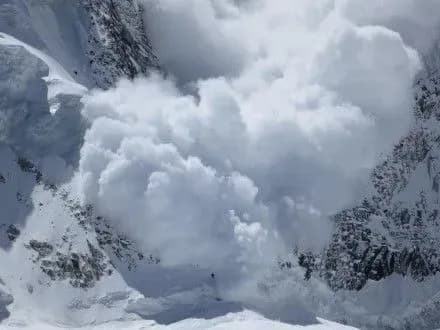 Лавина в Італії заблокувала готель з відвідувачами