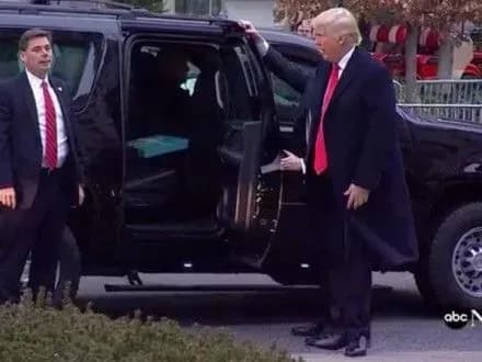 Д.Трамп и вице-президент М.Пенс с семьями приехали в церковь на богослужение